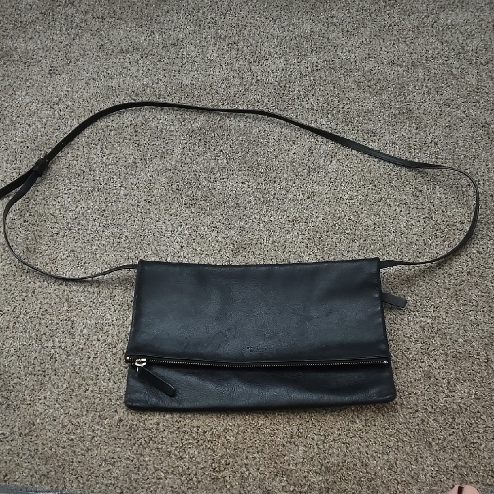 Everlane Black Leather Crossbody Bag – Classic & Functional